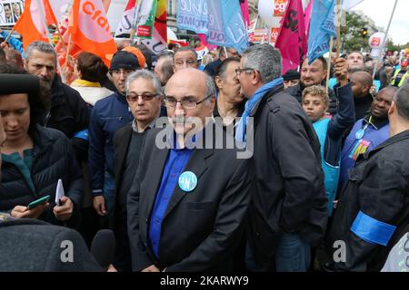 le secrétaire général de l'Union nationale des syndicats autonomes (UNSA) Luc Berille (C) et le secrétaire général du syndicat de police de l'UNSA police Philippe Capon (C droite) parlent à la presse lors d'une manifestation à Paris, France, sur 10 octobre, 2017 dans le cadre d'une grève nationale organisée par les neuf principaux syndicats du pays contre les réformes du travail phares du président français Emmanuel Macron, qui prévoit de geler les salaires, de resserrer les règles pour les jours de maladie et de réduire de 120 000 000 emplois dans le secteur public d'ici 2022. (Photo de Michel Stoupak/NurPhoto) Banque D'Images