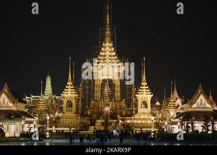 Vue générale du crématorium royal en cours de construction pour la cérémonie funéraire du roi thaïlandais Bhumibol Adulyadej à Sanam Luang à Bangkok, en Thaïlande, sur 12 octobre 2017. La crémation royale du roi thaïlandais Bhumibol Adulyadej est prévue à 26 octobre 2017, et les funérailles seront composées d'une cérémonie de rites de cinq jours. (Photo par Anusak Laowilas/NurPhoto) Banque D'Images