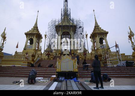 Les travailleurs travaillent à la construction du crématorium royal pour la cérémonie funéraire du roi thaïlandais Bhumibol Adulyadej à Sanam Luang à Bangkok, en Thaïlande, sur 12 octobre 2017. La crémation royale du roi thaïlandais Bhumibol Adulyadej est prévue à 26 octobre 2017, et les funérailles seront composées d'une cérémonie de rites de cinq jours. (Photo par Anusak Laowilas/NurPhoto) Banque D'Images