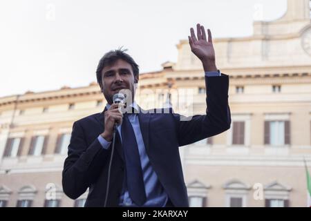 Le mouvement cinq étoiles Alessandro Di Battista assiste à une manifestation, devant la Chambre des députés de la place Montecitorio, pour protester contre la proposition de la nouvelle loi électorale italienne appelée "Rosatellum bis" à Rome, en Italie, sur 12 octobre 2017. Les partis politiques traditionnels italis se sont engagés à soutenir une nouvelle loi électorale qui pénalise le mouvement anti-establishment 5 étoiles avant les prochaines élections nationales.(photo de Giuseppe Ciccia/NurPhoto) Banque D'Images