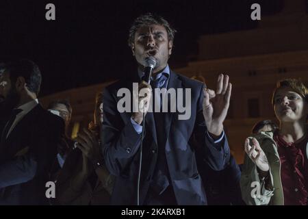 Le mouvement cinq étoiles Alessandro Di Battista assiste à une manifestation, devant la Chambre des députés de la place Montecitorio, pour protester contre la proposition de la nouvelle loi électorale italienne appelée "Rosatellum bis" à Rome, en Italie, sur 12 octobre 2017. Les partis politiques traditionnels italis se sont engagés à soutenir une nouvelle loi électorale qui pénalise le mouvement anti-establishment 5 étoiles avant les prochaines élections nationales.(photo de Giuseppe Ciccia/NurPhoto) Banque D'Images