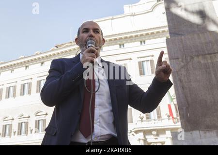 Le mouvement cinq étoiles Vito Crimi assiste à une manifestation, devant la Chambre des députés de la place Montecitorio, pour protester contre la proposition de la nouvelle loi électorale italienne appelée "Rosatellum bis" à Rome, Italie, sur 12 octobre 2017. Les partis politiques traditionnels italis se sont engagés à soutenir une nouvelle loi électorale qui pénalise le mouvement anti-establishment 5 étoiles avant les prochaines élections nationales.(photo de Giuseppe Ciccia/NurPhoto) Banque D'Images