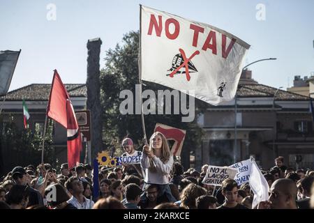 Des milliers d'étudiants ont organisé une manifestation, dans le cadre d'une mobilisation nationale, pour protester contre la réforme dite de la bonne école, l'alternance école-travail et pour la défense de l'éducation publique à Rome, en Italie, sur 13 octobre 2017. (Photo de Giuseppe Ciccia/NurPhoto) Banque D'Images