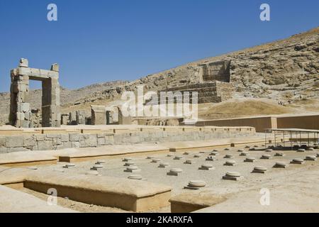 L'ancienne Persepolis, capitale de l'empire achéménide 550 - 330 av. J.-C. en Iran, site classé au patrimoine mondial de l'UNESCO. . Site archéologique et ruines des portes et des colonnes de la dynastie perse des Achaéménides ancienne capitale de Takht-e Jamshid, ou Persepolis, détruite par Alexandre le Grand, le roi macédonien grec, site classé au patrimoine mondial de l'UNESCO et site touristique de l'Iran, près de la ville méridionale de Shiraz dans la province de Fars. Certains des monuments les plus célèbres il ya la porte de toutes les nations, le Palais de Darius le Grand, également connu sous le nom de la Tachara, sculpture complexe, colonnes achéménides sculptées, double h Banque D'Images