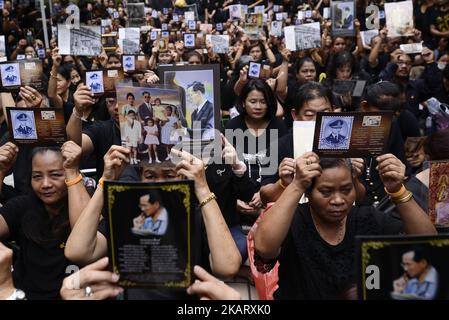 Le pleureur thaïlandais tient un portrait du défunt roi thaïlandais Bhumibol Adulyadej à l'hôpital Siriraj où il est mort à Bangkok, en Thaïlande, le vendredi 13 octobre 2017. Le roi Bhumibol Adulyadej est décédé le 13 octobre de l'année dernière, et le gouvernement thaïlandais a fait du 13 octobre un jour férié annuel pour commémorer le défunt roi. (Photo par Anusak Laowilas/NurPhoto) Banque D'Images