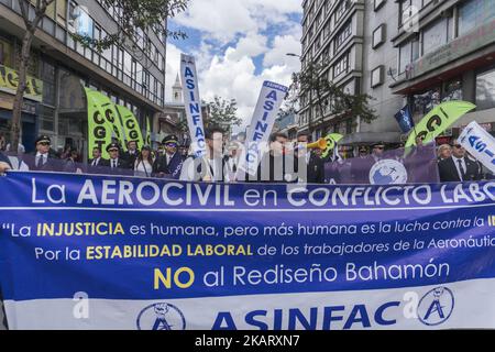 Des pilotes de l'ACDAC (Association colombienne des aviateurs civils) protestent contre la grève de 22 jours à Bogota (Colombie) sur 12 octobre 2017. (Photo de Daniel Garzon Herazo/NurPhoto) Banque D'Images