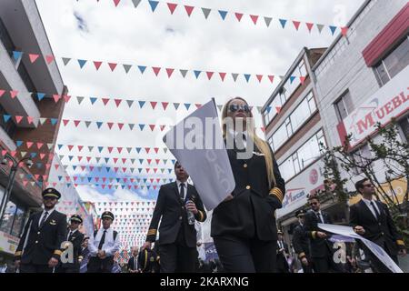 Des pilotes de l'ACDAC (Association colombienne des aviateurs civils) protestent contre la grève de 22 jours à Bogota (Colombie) sur 12 octobre 2017. (Photo de Daniel Garzon Herazo/NurPhoto) Banque D'Images