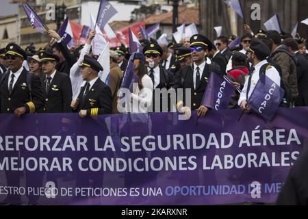 Des pilotes de l'ACDAC (Association colombienne des aviateurs civils) protestent contre la grève de 22 jours à Bogota (Colombie) sur 12 octobre 2017. (Photo de Daniel Garzon Herazo/NurPhoto) Banque D'Images