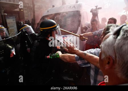Les policiers sont entourés de fumée, comme le démontrent les métallurgistes à Paris sur 13 octobre 2017. Plusieurs milliers de travailleurs ont pris part à une manifestation organisée par le syndicat français CGT pour l'industrie métallurgique afin d'exiger un accord collectif national de haut niveau pour la succursale en France. (Photo de Julien Mattia/NurPhoto) Banque D'Images
