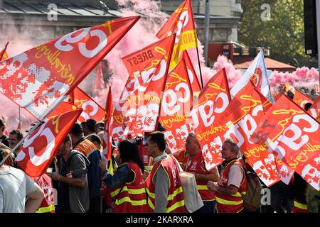 Les métallurgistes manifestent en marche avec des bannières et des drapeaux dans les rues de Paris, en France, sur 13 octobre 2017. Plusieurs milliers de travailleurs ont pris part à une manifestation organisée par le syndicat français CGT pour l'industrie métallurgique afin d'exiger un accord collectif national de haut niveau pour la succursale en France. (Photo de Julien Mattia/NurPhoto) Banque D'Images