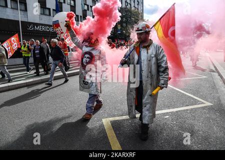 Les métallurgistes manifestent en marche avec des bannières et des drapeaux dans les rues de Paris, en France, sur 13 octobre 2017. Plusieurs milliers de travailleurs ont pris part à une manifestation organisée par le syndicat français CGT pour l'industrie métallurgique afin d'exiger un accord collectif national de haut niveau pour la succursale en France. (Photo de Julien Mattia/NurPhoto) Banque D'Images