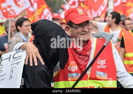 Les métallurgistes manifestent en marche avec des bannières et des drapeaux dans les rues de Paris, en France, sur 13 octobre 2017. Plusieurs milliers de travailleurs ont pris part à une manifestation organisée par le syndicat français CGT pour l'industrie métallurgique afin d'exiger un accord collectif national de haut niveau pour la succursale en France. (Photo de Julien Mattia/NurPhoto) Banque D'Images