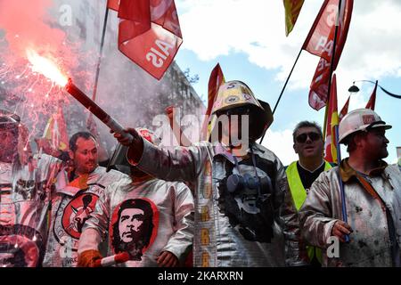 Les métallurgistes manifestent en marche avec des bannières et des drapeaux dans les rues de Paris, en France, sur 13 octobre 2017. Plusieurs milliers de travailleurs ont pris part à une manifestation organisée par le syndicat français CGT pour l'industrie métallurgique afin d'exiger un accord collectif national de haut niveau pour la succursale en France. (Photo de Julien Mattia/NurPhoto) Banque D'Images