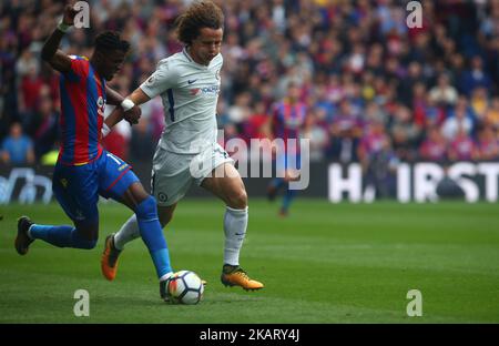 Wilfried Zaha du Crystal Palace prend la direction de David Luiz de Chelsea lors du match de première ligue entre Crystal Palace et le stade du parc de Chelseaat Selhurst à Londres, en Angleterre, sur 14 octobre 2017. (Photo de Kieran Galvin/NurPhoto) Banque D'Images