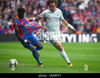 Wilfried Zaha du Crystal Palace prend la direction de David Luiz de Chelsea lors du match de première ligue entre Crystal Palace et le stade du parc de Chelseaat Selhurst à Londres, en Angleterre, sur 14 octobre 2017. (Photo de Kieran Galvin/NurPhoto) Banque D'Images
