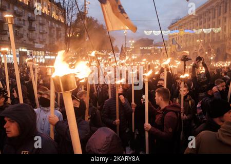 Des militants et des partisans de la société civile Azov, de Svoboda (liberté), des partis nationalistes ukrainiens et du groupe radical d'extrême droite secteur droit participent à un rassemblement pour marquer le défenseur de la Journée de l'Ukraine, à Kiev, Ukraine 14 octobre 2017 (photo de Maxym Marusenko/NurPhoto) Banque D'Images