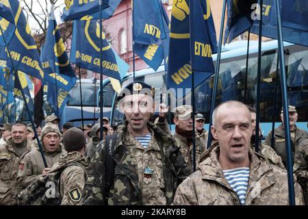 Des militants et des partisans de la société civile Azov, de Svoboda (liberté), des partis nationalistes ukrainiens et du groupe radical d'extrême droite secteur droit participent à un rassemblement pour marquer le défenseur de la Journée de l'Ukraine, à Kiev, Ukraine 14 octobre 2017 (photo de Maxym Marusenko/NurPhoto) Banque D'Images