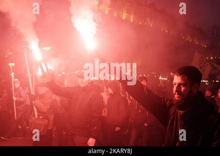 Des militants et des partisans de la société civile Azov, de Svoboda (liberté), des partis nationalistes ukrainiens et du groupe radical d'extrême droite secteur droit participent à un rassemblement pour marquer le défenseur de la Journée de l'Ukraine, à Kiev, Ukraine 14 octobre 2017 (photo de Maxym Marusenko/NurPhoto) Banque D'Images