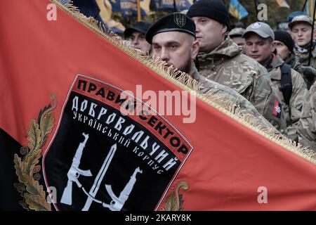 Des militants et des partisans de la société civile Azov, de Svoboda (liberté), des partis nationalistes ukrainiens et du groupe radical d'extrême droite secteur droit participent à un rassemblement pour marquer le défenseur de la Journée de l'Ukraine, à Kiev, Ukraine 14 octobre 2017 (photo de Maxym Marusenko/NurPhoto) Banque D'Images