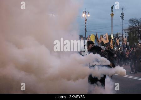 Des militants et des partisans de la société civile Azov, de Svoboda (liberté), des partis nationalistes ukrainiens et du groupe radical d'extrême droite secteur droit participent à un rassemblement pour marquer le défenseur de la Journée de l'Ukraine, à Kiev, Ukraine 14 octobre 2017 (photo de Maxym Marusenko/NurPhoto) Banque D'Images