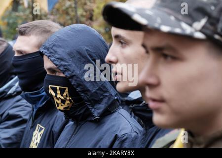 Des militants et des partisans de la société civile Azov, de Svoboda (liberté), des partis nationalistes ukrainiens et du groupe radical d'extrême droite secteur droit participent à un rassemblement pour marquer le défenseur de la Journée de l'Ukraine, à Kiev, Ukraine 14 octobre 2017 (photo de Maxym Marusenko/NurPhoto) Banque D'Images