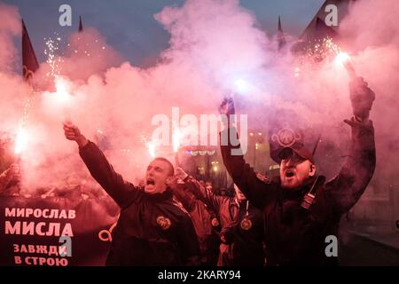 Des militants et des partisans de la société civile Azov, de Svoboda (liberté), des partis nationalistes ukrainiens et du groupe radical d'extrême droite secteur droit participent à un rassemblement pour marquer le défenseur de la Journée de l'Ukraine, à Kiev, Ukraine 14 octobre 2017 (photo de Maxym Marusenko/NurPhoto) Banque D'Images