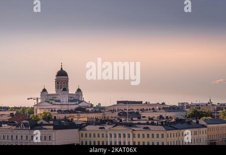 Helsinki, Finlande - 19 juillet 2022 : coucher de soleil sur le paysage de la ville avec cathédrale dans un ciel à moitié éclairé. Au nord de la mer Banque D'Images