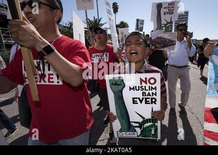 Les gens prennent part à une manifestation contre l'interdiction de voyager du président Trump, surnommée par des activistes le Ban musulman 3,0, à Los Angeles, en Californie, sur 15 octobre 2017. Le rassemblement de l’interdiction des musulmans a été organisé par le Conseil des relations américano-islamiques en réponse à la troisième version de l’interdiction de voyager de l’administration Trump. (Photo de Ronen Tivony/NurPhoto) Banque D'Images