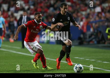 Le défenseur Benficas Douglas du Brésil (L) et le milieu de terrain de Manchester Uniteds Henrikh Mkhitaryan d'Arménie (R) lors du match entre SL Benfica et Manchester United FC UEFA Champions League au stade Luz à 18 octobre 2017 Lisbonne, Portugal. (Photo de Bruno Barros / DPI / NurPhoto) Banque D'Images