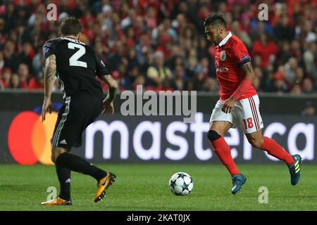 Benficas avance Toto Salvio d'Argentine (R) et le défenseur des Unieds de Manchester Victor Lindelof de Suède (L) lors du match entre SL Benfica et Manchester United FC UEFA Champions League au stade Luz à 18 octobre 2017 Lisbonne (Portugal). (Photo de Bruno Barros / DPI / NurPhoto) Banque D'Images