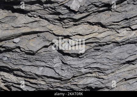 Couches de roche capturées en vue rapprochée. Roche sédimentaire connue sous le nom de Flysch avec une abondance d'occurrence dans les alpes. Il est approprié comme arrière-plan. Banque D'Images