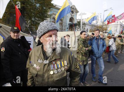 Les manifestants ukrainiens sont rassemblés dans un camp de tentes qui a été érigé à l'extérieur du Parlement lors d'une manifestation de masse réclamant une lutte plus énergique contre la corruption du gouvernement à Kiev, en Ukraine, sur 19 octobre 2017. (Photo par STR/NurPhoto) Banque D'Images