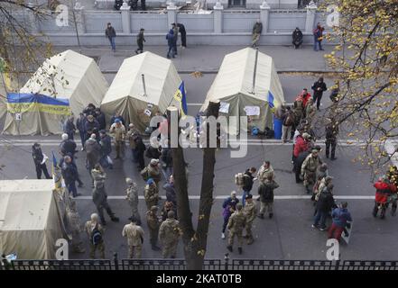 Les manifestants ukrainiens sont rassemblés dans un camp de tentes qui a été érigé à l'extérieur du Parlement lors d'une manifestation de masse réclamant une lutte plus énergique contre la corruption du gouvernement à Kiev, en Ukraine, sur 19 octobre 2017. (Photo par STR/NurPhoto) Banque D'Images