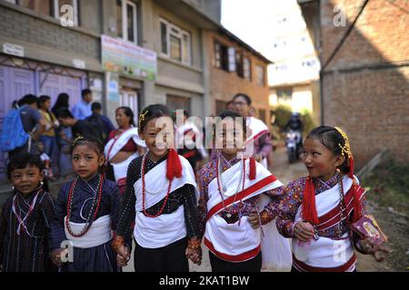 Des petites filles dans une tenue traditionnelle participent au défilé de Nhu Dan (le nouvel an de Newari), qui tombe sur Tihar ou Deepawali et Dewali “Festival des lumières” à Panga, Kirtipur, Katmandou, Népal vendredi, 20 octobre, 2017. La communauté de Newar au Népal observe le nouvel an de Newari 1138. (Photo de Narayan Maharajan/NurPhoto) Banque D'Images