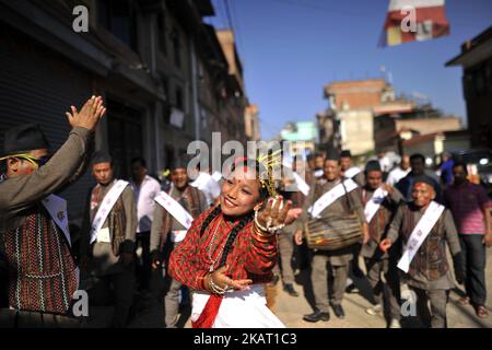 Les Newari dansent dans un instrument traditionnel lors du défilé du nouvel an de Newari Nhu Dan (le nouvel an de Newari) tombe pendant Tihar ou Deepawali et Dewali “Festival des lumières” à Kirtipur, Katmandou, Népal vendredi, 20 octobre 2017. La communauté de Newar au Népal observe la nouvelle année 1138 de Newari. (Photo de Narayan Maharajan/NurPhoto) Banque D'Images