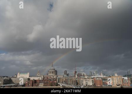 Vue sur les gratte-ciel de la ville de Londres, y compris l'emblématique cathédrale Saint-Paul et un arc-en-ciel qui émerge des nuages, Londres sur 21 octobre 2017. (Photo par Alberto Pezzali/NurPhoto) Banque D'Images