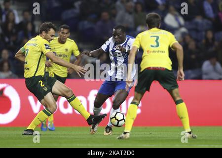 Vincent Aboubakar, l'avant-avant camerounais de Porto lors du match de la première Ligue 2017/18 entre le FC Porto et le FC Pacos de Ferreira, au stade Dragao de Porto, sur 21 octobre 2017. (Photo par Pedro Lopes / DPI / NurPhoto) Banque D'Images