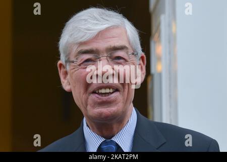 Alan Dukes, ancien politicien irlandais Fine Gael, arrive à l'événement de l'IIEA avec Jeroen Dijsselbloem, président de l'Eurogroupe. Le lundi 23 octobre 2017, à Dublin, Irlande. Photo par Artur Widak Banque D'Images