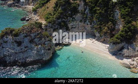 Vue aérienne de la plage rocheuse éloignée d'Agia Eleni sur l'île de Kefalonia, Grèce Banque D'Images