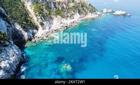 Une vue aérienne de la falaise de mer à la plage d'Agia Eleni sur l'île de Kefalonia, Grèce Banque D'Images