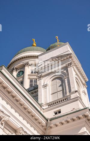 Helsinki, Finlande - 19 juillet 2022 : coin sud-est de la cathédrale en pierre blanche contre le ciel bleu. Vue vers le petit et grand dôme vert avec pi doré Banque D'Images