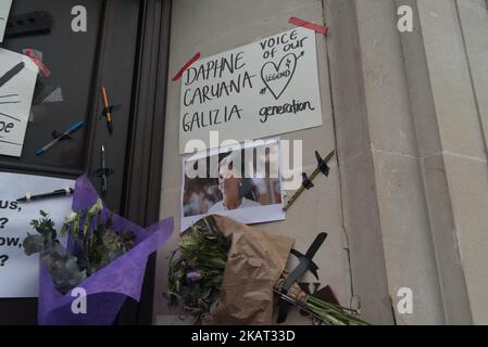 Des messages, cartels et fleurs ont été laissés en dehors du Haut-commissariat de Malte, pour Daphne Caruana Galizia, à la maison de Malte à Londres, au Royaume-Uni, sur 23 octobre 2017. Les hommages ont été laissés pour exiger justice pour la journaliste Daphne Caruana Galizia, qui a été tuée par une voiture piégée près de son domicile à Bidnija, Malte. Daphne Caruana Galizia était un journaliste et blogueur maltais bien connu. Elle était connue pour son travail de journaliste d'enquête et elle révélait des informations sensibles controversées, y compris des rapports et des allégations relatifs aux documents de Panama. (Photo par Alberto Pezzali/NurPhoto) Banque D'Images