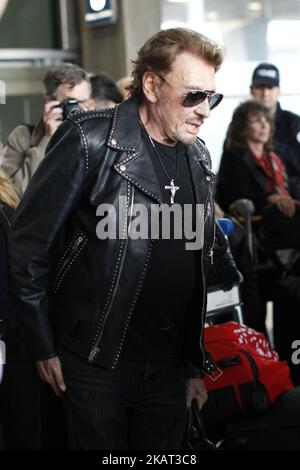 L'étoile du rock Johnny Hallyday avec sa femme Laeticia Hallyday et des enfants ont vu arriver à l'aéroport Charles de Gaulles à Paris, en France, sur 15 octobre 2014. (Photo de Mehdi Taamallah / NurPhoto) Banque D'Images