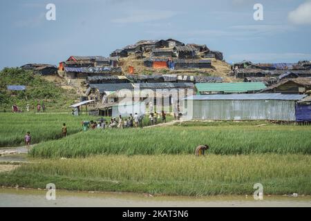 Les réfugiés de Rohingya vivent au camp de Moiner Ghona le 17 octobre 2017. Le camp de Moiner Ghona est un camp de réfugiés de Rohingya près de la frontière terrestre du Bangladesh et du Myanmar. De plus en plus, Rohingya continue de traverser la frontière bangladaise par terre et par mer, et près d'un million d'entre eux ont fui les persécutions du Myanmar jusqu'à présent. (Photo par Jade Sacker/NurPhoto) Banque D'Images