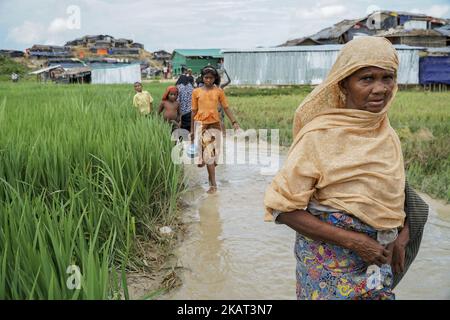 Les réfugiés de Rohingya vivent au camp de Moiner Ghona le 17 octobre 2017. Le camp de Moiner Ghona est un camp de réfugiés de Rohingya près de la frontière terrestre du Bangladesh et du Myanmar. De plus en plus, Rohingya continue de traverser la frontière bangladaise par terre et par mer, et près d'un million d'entre eux ont fui les persécutions du Myanmar jusqu'à présent. (Photo par Jade Sacker/NurPhoto) Banque D'Images