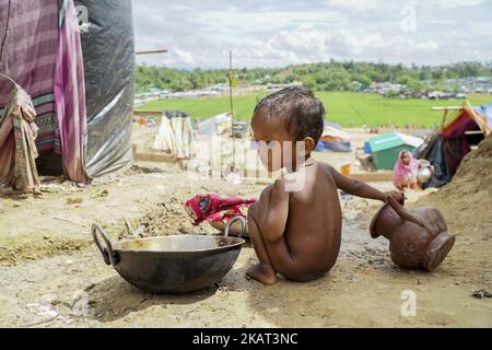 Les réfugiés de Rohingya vivent au camp de Moiner Ghona le 17 octobre 2017. Le camp de Moiner Ghona est un camp de réfugiés de Rohingya près de la frontière terrestre du Bangladesh et du Myanmar. De plus en plus, Rohingya continue de traverser la frontière bangladaise par terre et par mer, et près d'un million d'entre eux ont fui les persécutions du Myanmar jusqu'à présent. (Photo par Jade Sacker/NurPhoto) Banque D'Images
