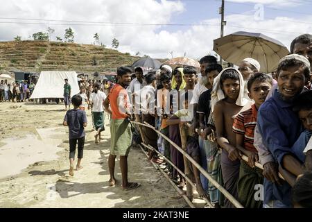 Les réfugiés de Rohingya vivent au camp de Moiner Ghona le 17 octobre 2017. Le camp de Moiner Ghona est un camp de réfugiés de Rohingya près de la frontière terrestre du Bangladesh et du Myanmar. De plus en plus, Rohingya continue de traverser la frontière bangladaise par terre et par mer, et près d'un million d'entre eux ont fui les persécutions du Myanmar jusqu'à présent. (Photo par Jade Sacker/NurPhoto) Banque D'Images