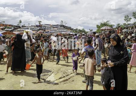 Les réfugiés de Rohingya vivent au camp de Moiner Ghona le 17 octobre 2017. Le camp de Moiner Ghona est un camp de réfugiés de Rohingya près de la frontière terrestre du Bangladesh et du Myanmar. De plus en plus, Rohingya continue de traverser la frontière bangladaise par terre et par mer, et près d'un million d'entre eux ont fui les persécutions du Myanmar jusqu'à présent. (Photo par Jade Sacker/NurPhoto) Banque D'Images