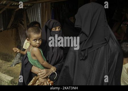 Les réfugiés de Rohingya vivent au camp de Moiner Ghona le 17 octobre 2017. Le camp de Moiner Ghona est un camp de réfugiés de Rohingya près de la frontière terrestre du Bangladesh et du Myanmar. De plus en plus, Rohingya continue de traverser la frontière bangladaise par terre et par mer, et près d'un million d'entre eux ont fui les persécutions du Myanmar jusqu'à présent. (Photo par Jade Sacker/NurPhoto) Banque D'Images