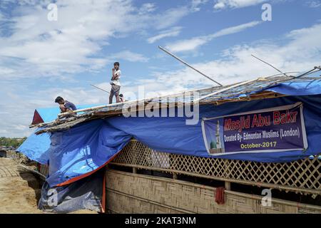 Les réfugiés de Rohingya vivent au camp de Moiner Ghona le 17 octobre 2017. Le camp de Moiner Ghona est un camp de réfugiés de Rohingya près de la frontière terrestre du Bangladesh et du Myanmar. De plus en plus, Rohingya continue de traverser la frontière bangladaise par terre et par mer, et près d'un million d'entre eux ont fui les persécutions du Myanmar jusqu'à présent. (Photo par Jade Sacker/NurPhoto) Banque D'Images